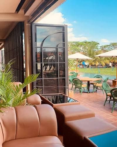 The lounge at Amavi, opening onto the pool